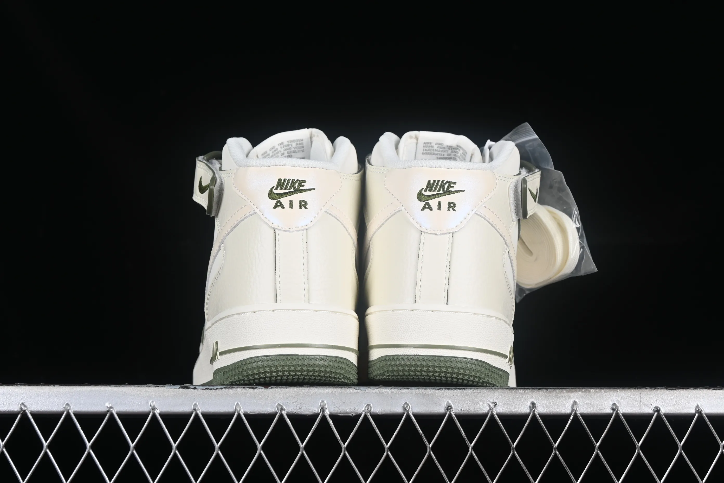 All categories Nk Air Force 1 Air Force series Nk Air Force 1 Mid Air Force mid-top Nk Air Force 1'07 Mid green pearlescent small hook Air Force One mid-top casual sneakers SG2356-805